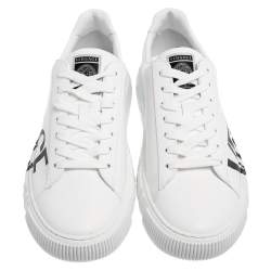 مملوكة مسبقًا Versace White Leather Greca Logo Low Top Sneakers Size 43.5