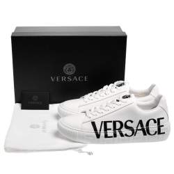 مملوكة مسبقًا Versace White Leather Greca Logo Low Top Sneakers Size 43.5