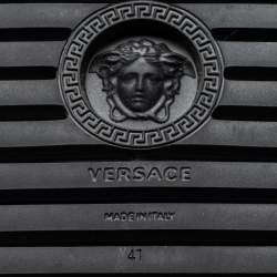 Pre Owned صندل فيرساتشي ناسترو غريكا كانفاس أسود / ذهبي متقاطع مقاس 41