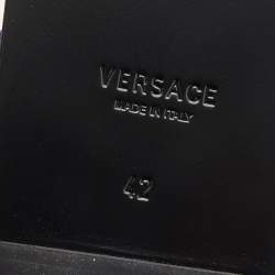 مملوكة مسبقًا صندل سلايد فلات فيرساتشي غريسا قماش وجلد أسود/أزرق مقاس 42