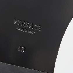 مملوكة مسبقًا صندل سلايد فيرساتشي غريكا قماش وجلد أبيض/أسود مقاس 43