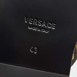 مملوكة مسبقًا صندل سلايد فيرساتشي غريكا قماش وجلد أصفر/أسود مقاس 43