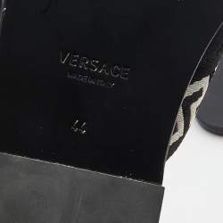 مملوكة مسبقًا صندل سلايد فيرساتشي غريكا قماش وجلد أبيض/أسود مقاس 44