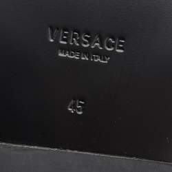 Pre Owned صندل سلايد فيرساتشي غريكا قماش وجلد أزرق/أبيض مقاس 45