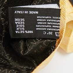 مملوكة مسبقًا ربطة عنق فيرساتشي حرير بنقشة يونانية صفراء