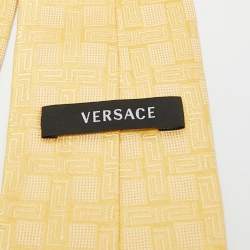 مملوكة مسبقًا ربطة عنق فيرساتشي حرير بنقشة يونانية صفراء