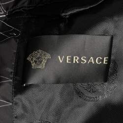 Pre Owned جاكيت بومبر فيرساتشي بطباعة جرافيك سوداء بسحاب مقاس صغير