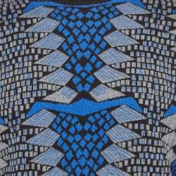 مملوكة مسبقًا سويتر فيرساتشي أزرق حياكة صوف بطباعة إنتارسيا برقبة مرتفعة مقاس كبير جداً - إكس لارج