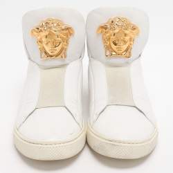 مملوكة مسبقًا حذاء رياضي فيرساتشي ميدوسا جلد أبيض بعنق طويل مقاس 42