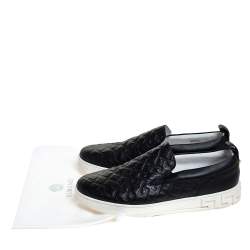 مملوكة مسبقًا حذاء رياضي فيرساتشي سليب أون جلد منقوش Greek Key أسود مقاس 44