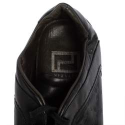 مملوكة مسبقًا Versace Black Leather Logo Embossed Low Top Sneakers Size 40