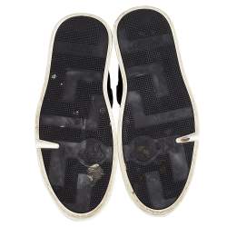 مملوكة مسبقًا حذاء رياضي فيرساتشي سويدي وجلد أسود مزين إبزيم مرتفع من أعلى مقاس 45