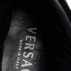 مملوكة مسبقًا حذاء رياضي فيرساتشي سويدي وجلد أسود مزين إبزيم مرتفع من أعلى مقاس 45