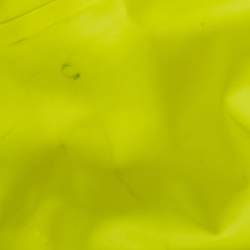 Pre Owned معطف مطر صناعي بطبعة شعار نيون أصفر فيتمنت مقاس واحد