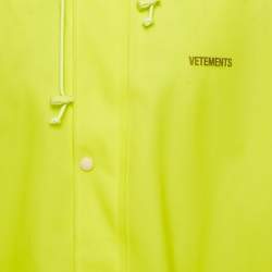 Pre Owned معطف مطر صناعي بطبعة شعار نيون أصفر فيتمنت مقاس واحد