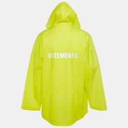 Pre Owned معطف مطر صناعي بطبعة شعار نيون أصفر فيتمنت مقاس واحد