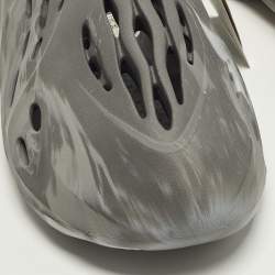 Pre Owned حذاء رياضي ييزي x أديداس رمادي/كريمي رغوي MXT مون غراي مقاس 41