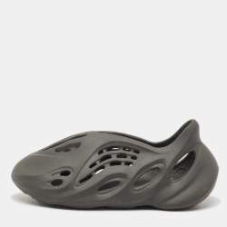 Pre Owned Yeezy x Adidas Grey Rubber Foam RNR Carbon Sneakers Size 43