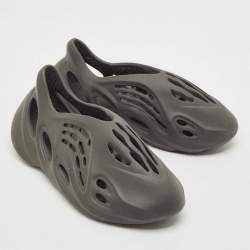 Pre Owned Yeezy x Adidas Grey Rubber Foam RNR Carbon Sneakers Size 43