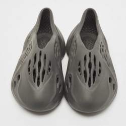 Pre Owned Yeezy x Adidas Grey Rubber Foam RNR Carbon Sneakers Size 43