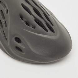 Pre Owned Yeezy x Adidas Grey Rubber Foam RNR Carbon Sneakers Size 43