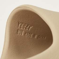 Pre Owned صندل سلايد ييزي × أديداس بيور مطاط بيج مقاس 42