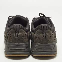 مملوكة مسبقًا حذاء رياضي ييزي x أديداس سويدي أسود وشبكي بوست 700 يوتيليتي أسود مقاس 42