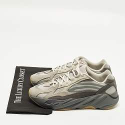 Pre Owned حذاء رياضي ييزي x أديداس  700 في 2 تيفرا كانفس و سويدي رمادي منخفض القمة مقاس 44