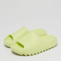 مملوكة مسبقًا صندل سلايد ييزي x أديداس نيون أخضر مطاط جلو أخضر مقاس 38