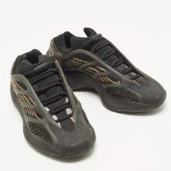 مملوكة مسبقًا Yeezy x Adidas Boost 700 V3 Clay Brown Size 40 Brown/Black Mesh and Rubber Sneakers