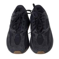 مملوكة مسبقًا حذاء رياضي ييزي x اديداس "ييزي 700 يوتيليتي بلاك" سويدي و شبك رصاصي داكن مقاس 40.5