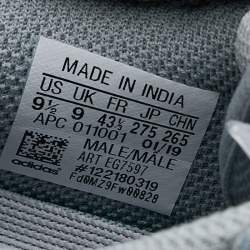 Pre Owned حذاء رياضي ييزي x أديداس بوست 700 ڨي2 اينرتيا شبك وسويدي أزرق/رصاصي مقاس 43 1/3