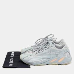 مملوكة مسبقًا حذاء رياضي ييزي x أديداس بوست 700 ڨي2 اينرتيا شبك وجلد نوبوك رصاصي/أزرق مقاس 45 1/3 