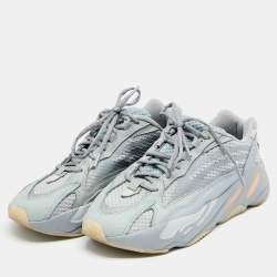 مملوكة مسبقًا حذاء رياضي ييزي x أديداس بوست 700 ڨي2 اينرتيا شبك وجلد نوبوك رصاصي/أزرق مقاس 45 1/3 