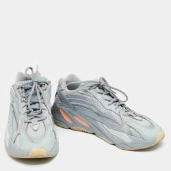 مملوكة مسبقًا حذاء رياضي ييزي x أديداس بوست 700 ڨي2 اينرتيا شبك وجلد نوبوك رصاصي/أزرق مقاس 45 1/3 