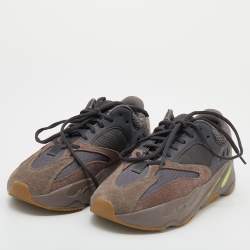 مملوكة مسبقًا حذاء رياضي ييزي x أديداس بوست 700 ڨي2 ماوف سويدي وشبك بني/رصاصي عنق منخفض مقاس 39 1/3 