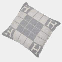 مملوكة مسبقًا HERMES Avalon III Cushion Ecru Gris Claire Wool90% Cashmere10% Size PM