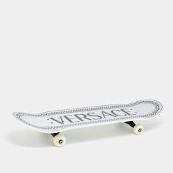 Pre Owned ألواح تزلج خشبية مطبوعة بشعار أبيض/أسود من فيرساتشي