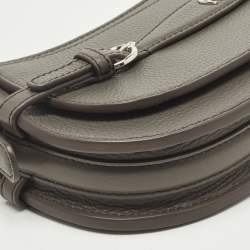 مملوكة مسبقًا حقيبة كتف صغيرة إيغنر كافالو جلد رمادي داكن