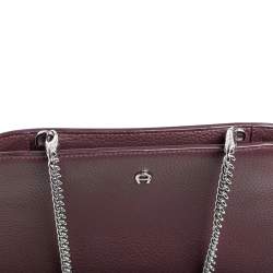 Pre Owned حقيبة كتف آيغنز جلد محبب عنابي بسلسلة