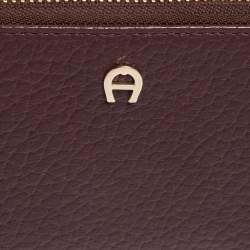 Pre Owned محفظة أيغنر جلد عنابي بسحاب محيط