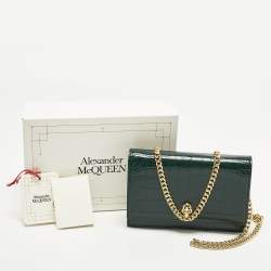 مملوكة مسبقًا حقيبة كلتش ألكسندر ماكوين جلد محفور بنقشة التمساح خضراء جمجمه سلسلة