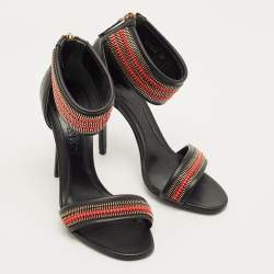 مملوكة مسبقًا صندل أليكساندر ماكوين بسحاب جلد أسود مع سيور للكاحل مقاس 38