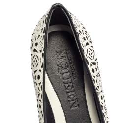 Pre Owned حذاء سليبرز أليكساندر ماكوين سموكينغ قصات ليزر مونوكروم جلد أبيض مقاس 39