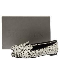 Pre Owned حذاء سليبرز أليكساندر ماكوين سموكينغ قصات ليزر مونوكروم جلد أبيض مقاس 39