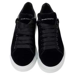 Pre Owned حذاء رياضي أليكساندر ماكوين جلد وقطيفة أسود كبير الحجم منخفض من أعلى مقاس 37.5