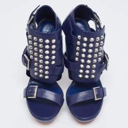 مملوكة مسبقًا صندل أليسكاندر ماكوين جلد أزرق كحلي مزخرف ترصيع مزين إبزيم نعل سميك مقاس 40