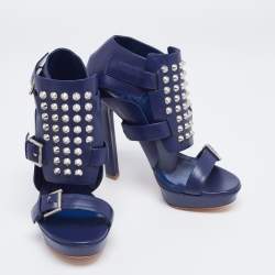 مملوكة مسبقًا صندل أليسكاندر ماكوين جلد أزرق كحلي مزخرف ترصيع مزين إبزيم نعل سميك مقاس 40