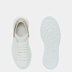 مملوكة مسبقًا حذاء رياضي أليكساندر ماكوين أبيض/ذهبي وردي نمط كبير مقاس أوروبي 39