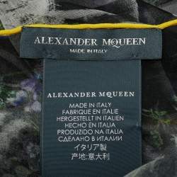 مملوكة مسبقًا Alexander McQueen Black Floral Print Silk Square Scarf 
